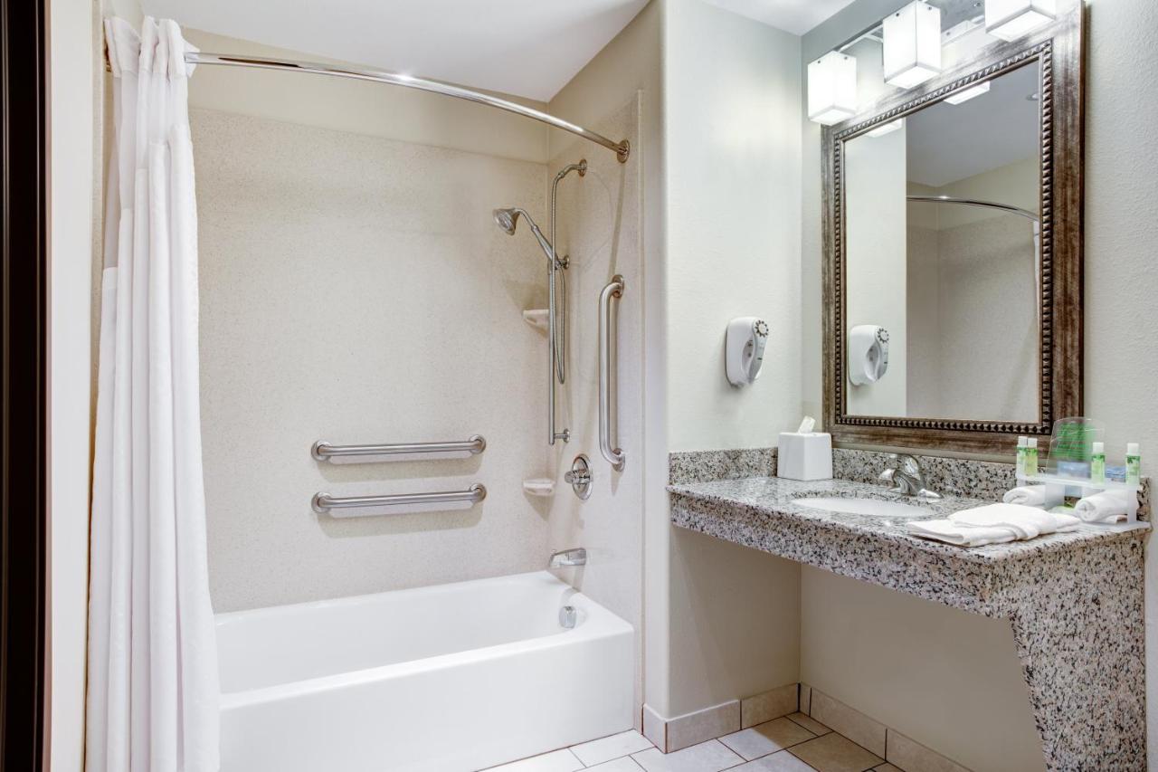 Double Suite - Disability Access Tub/Non-Smoking